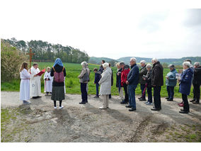 Bittprozession an der Weingartenkapelle (Foto: Karl-Franz Thiede)